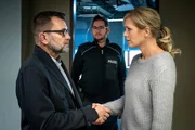 Ina Zimmermann (Melanie Marschke, r.) erhofft sich vom behandelnden Arzt des Toten, Dr. Reiner Wolf (Matthias Freihof, l.) Antworten darauf, wie es zu der illegalen Organspende gekommen ist. Musste Maik deshalb sterben?