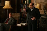 "Agatha Christie's Poirot", "Mrs. McGinty ist tot." Die Witwe Mrs. McGinty wird durch einen Schlag auf den Kopf ermordet. Der Verdacht fällt sofort auf ihren Untermieter James Bentley, auf dessen Kleidung Reste ihres Blutes und Haare gefunden werden. Inspector Spence hat Zweifel und deswegen beauftragt er Poirot, um Nachforschungen anzustellen. Mrs. McGinty hat vor ihrem Tod alte Fotos in der Zeitung erkannt, auf denen sich Mörder befinden. Poirot kann den Verdächtigenkreis auf 2 Personen eingrenzen. In der Gemeinde kommt es aufgrund seiner Kriminalarbeit zu einem Anschlag auf den Detektiv. Nun muss Hercule zum Äußersten greifen und konfrontiert den Täter vor der versammelten Bevölkerung mit dessen Vergangenheit. Im Bild (v.li.): Simon Shepherd (Dr. Rendell), David Suchet (Hercule Poirot).