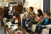 "Die Goldbergs", "Meld dich, wenn du da bist." Endlich hat Barry seinen Führerschein bekommen und fühlt sich nun frei. Wäre da nicht seine Mutter Beverly, die ihm etliche Regeln auferlegt. Um den Anordnungen zu entgehen erfindet er eine Tarngeschichte. Doch wie befürchtet endet das Abenteuer im Chaos. So muss Murray ausrücken, um seinen Sohn zu helfen. Dabei muss nun Murray seine Frau anlügen!Im Bild (v.li.): Jeff Garlin (Murray Goldberg), Troy Gentile (Barry Goldberg), Hayley Orrantia (Erica Goldberg), Sean Giambrone (Adam Goldberg).
