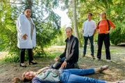 L-R: Dr. Franziska Beck (Maria Happel), Tamara Jansen (Anna Alphart), Andreas Drassl (Emanuel Fellmer), Klaus Lechner (Andreas Kiendl), Penny Lanz (Lilian Klebow).