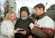 MDR Fernsehen IN ALLER FREUNDSCHAFT, FOLGE 75, "Bewährungsprobe", am Mittwoch (16.05.12) um 12:30 Uhr. Der Pope (Heinz Lyschik) hilft Irina (Gabrielle Odinis) und Vlady (Stephen Duerr).