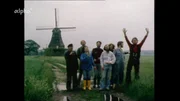 Die "vitalen Spinner" (1980), das ist die "Gruppe Windkraft Hamburg", deren Mitglieder sich für alternative Energiegewinnung und Lebensweisen engagieren und mit einem selbstgebauten Windrad ein Zeichen setzen wollen - hier vor einer historischen Windmühle posierend.