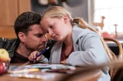 Andreas (Ralph Gassmann) und Carlotta (Mila Breiter) versuchen ihren Alltag ohne Eva zu bewältigen, sind aber vor Trauer oft gelähmt.