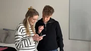 Lena und Michi schauen sich ein Video an. Lena und Michi schauen sich ein Video an.