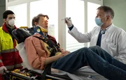 Pepe Kleinert (Vincent Krüger, mi) wird nach einem Autounfall in die Sachsenklinik eingeliefert. Dr. Roland Heilmann (Thomas Rühmann, re.) gegenüber gibt er an, eine Verrückte wäre geradewegs in sein Auto reingefahren. li: Komparse