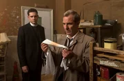 Will Davenport (Tom Brittney, l.); Geordie Keating (Robson Green, r.)