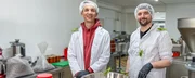 "PUR+"-Moderator Eric Mayer probiert stattdessen Heuschrecken und Grillen. Können Insekten Fleisch in Zukunft ersetzen?