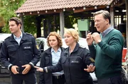 Jakob Frings (Max König, l.), Julia Demmler (Wendy Güntensperger, 2.v.l.), Nele Fehrenbach (Floriane Daniel, 2.v.r.) und Bernhard Pfeil (Martin Armknecht, r.) beobachten, wie die Tür der Mietwerkstatt aufgeschossen wird.