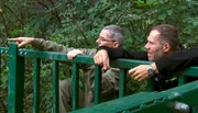 Zoo-Reviertierpfleger Christian Möller ist auf fremder Mission, denn heute ist er im Tierpark unterwegs und stattet seinem Kollegen René Walther einen Besuch ab.