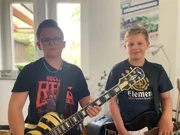 Max und Justus lieben beide den Sound von Heavy-Metal. Max spielt Rhythmus-, Justus die Lead-Gitarre.