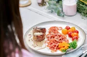 Die Hauptspeise von Sonja Müller: Damwild-Rückensteaks mit Bandnudeln und Balsamico-Tomaten