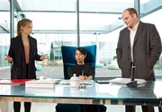 Julia Klug (Friederike Kempter, l.) und Johannes Sonntag (Matthias Klimsa, r.) finden heraus, dass der Designer René, nebenbei auch für die erfolgreichen Online-Schuhportal-Unternehmerin Mio Trader (Minh-Khai Pan-Thi, M.) eine Kollektion entworfen hat.