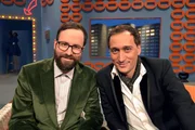 EinsPlus KRÖMER - DIE INTERNATIONALE SHOW, am Samstag um 20:15 Uhr. "KRÖMER - Die internationale Show" verspricht wieder spannende Gäste und mehr Spontaneität, als manch einem lieb sein dürfte. Die Zuschauer können sich auf wirklich wichtige Gespräche freuen; dafür nimmt sich der Mann aus Neukölln in seiner unnachahmlichen Art wieder viel Zeit. Kurt Krömer (li.) mit Paul van Dyk.