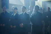 Von links: Ludwig (Markus Krojer), Roman (Klaus Steinbacher) und Maria Hoflinger (Martina Gedeck) beim Trauergottesdienst für Ignatz Hoflinger.