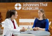 ARD IN ALLER FREUNDSCHAFT - DIE JUNGEN ÄRZTE, neue Vorabend-Weekly mit 42 Folgen, FOLGE 9 "Grenzen", am Donnerstag (02.04.15) um 18:50 Uhr im ERSTEN.Annika Roesler (Paula Schramm, l.) fragt ihre Patientin Nadine Ehlers (Laura Lippmann, r.) neugierig über deren Schwangerschaft aus. ARD IN ALLER FREUNDSCHAFT - DIE JUNGEN ÄRZTE, neue Vorabend-Weekly mit 42 Folgen, FOLGE 9 "Grenzen", am Donnerstag (02.04.15) um 18:50 Uhr im ERSTEN.Annika Roesler (Paula Schramm, l.) fragt ihre Patientin Nadine Ehlers (Laura Lippmann, r.) neugierig über deren Schwangerschaft aus.