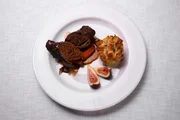 Die Hauptspeise: Rinderfilet mit Kräuter-Bergkäsekruste auf Thymiantomaten.