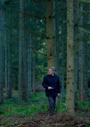 ARD KOMMISSAR WALLANDER - VOR DEM FROST (wallander - before the frost), Regie Charles Martin, Wallander (Kenneth Branagh) sucht auf einem abgelegenen Waldweg nach Spuren.
