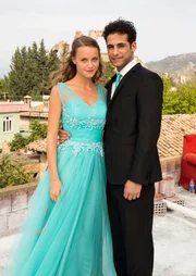 Annie (Anna Unterberger) und Deniz (Karim Günes) sind glücklich