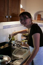 Barbara Neuner beim Kochen.