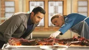 Arastoo (Pej Vahdat) und Brennan (Emily Deschanel) untersuchen die Leiche eines Mordopfers, die von dem Mörder offenbar mit einer Bombe präpariert wurde.