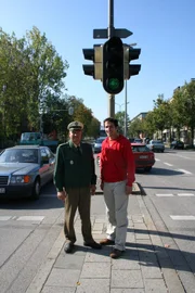 Willi und Martin Cornils, Leiter der Jugendverkehrsschule in München, der ihm Einiges über Sicherheit im Straßenverkehr erzählen kann.