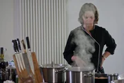 Simone Stahl ist die jüngste der Landfrauen. Gemeinsam mit ihrem Mann betreibt sie in Auernhofen einen Winzerhof. Ihre Weine haben auch schon international Preise gewonnen. Simone arbeitet in allen Bereichen des Betriebs mit, ihre Stärken kann sie aber besonders im Management ausspielen. Ihr Organisationstalent hilft ihr auch dabei, als junge Mutter von Zwillingen Hof und Familie unter einen Hut zu bringen.