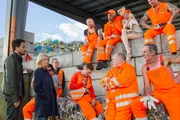 hr-fernsehen TATORT: ALLE MEINE JUNGS, Fernsehfilm, Deutschland 2014, Regie: Florian Baxmeyer, am Montag (31.03.25) um 21:45 Uhr. Zum Erstaunen der Bremer Kommissare reagieren die meisten Müllmänner unbeeindruckt auf den Tod ihres Kollegen. (oben 2. v.l.): Tarik (Patrick Abozen (unten v.l.): Kommissar Stedefreund (Oliver Mommsen), Hauptkommissarin Inga Lürsen (Sabine Postel), 2. v. r. Sascha (Jacob Matschenz), 1. v.r. Pavel Symanek (Hendrik Arnst)