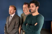 Mit einer unorthodoxen Methode versucht Polizeipsychologin Mina den Erinnerungen des Verdächtigen auf die Sprünge zu helfen. Hauptkommissar Thomas Waldeck (Jan Kittmann, r.), Röders Anwalt Dr. Kessler (Marco Hofschneider, l.) und Einsatzleiter Heller (Dirk Essig) beobachten die Situation leicht irritiert.