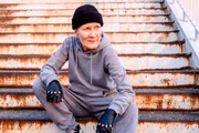 Waltraud (Hedi Kriegeskotte) im Sport Outfit.
