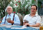 ARD/SWR DER WINZERKÖNIG III. STAFFEL, FOLGE 36, "Auf Kollisionskurs", am Dienstag (27.05.14) um 10:45 Uhr im ERSTEN. Andrea hat tatsächlich den Entschluss gefasst, bei der Bürgermeisterwahl gegen ihren Ex-Mann Georg zu kandidieren. Gottfried (Wolfgang Hübsch, l.) und Paul (Achim Schelhas, r.) sehen es gelassen.