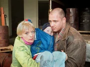 Ein LKW-Fahrer (Tino Glanze, re.) und Linda Jakubeit (Michaela Kaspar, li.) retten Sven Jakubeit (Gregor Hirsemann, Mitte) nach dem Unfall. Sven ist in eine Wolke hochgiftiger Chemie-Dämpfe geraten.