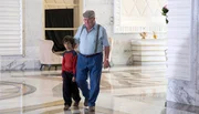 Paul Krüger (Horst Krause) schmuggelt den Flüchtlingsjungen Omar (Caspar Fischer-Ortman) ins Hotel.