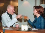 MDR Fernsehen IN ALLER FREUNDSCHAFT FOLGE 77, "Das Versprechen", am Dienstag (22.05.12) um 12:30 Uhr. An der Hotelbar flirten Pia Heilmann (Hendrikje Fitz) und Dr. Martin Konrad (Uwe Zerbe).