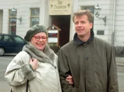 MDR Fernsehen IN ALLER FREUNDSCHAFT FOLGE 70, "Unschuldige Opfer", am Mittwoch (09.05.12) um 12:30 Uhr. Dr. Barrach (Axel Wandtke) macht mit seiner Mutter Edda (Marylu Poolmann) einen Stadtbummel. Kurze Zeit später wird Edda Opfer eines Attentates. Ein Amokschütze schießt wahllos um sich.