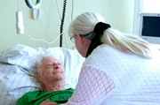 Sylvia Fleischer besucht ihren Vater Heinz nach seinem Sturz in der Klinik.