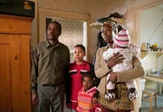 MDR Fernsehen DER DICKE III. STAFFEL FOLGE 35, "Hinter verschlossenen Türen", Familie Mbege (Alois Moyo, Davin Akko, Tracy Osei, Dayan Kodua, Joyce Lyn Osei, v.l.n.r.) lebt illegal in Deutschland. Als die Polizei wegen Diebstahls hinter dem kleinen Noah her ist, warnt Gregor Ehrenberg die Familie und versteckt sie erst einmal in einer Pension.