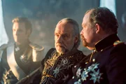 Evgenie Sokolow (Siegfried Terpoorten, l.), Erzherzog Franz Karl (Daniel Friederich, Mi.) und Reichskanzler Ott von Bismarck (Bernd Hölscher, r.) warten ungeduldig auf Franz, um mit den Bündnisverhandlungen beginnen zu können.