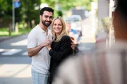 Traumsequenz: Theo (Julius Dombrink, Rückansicht) stellt sich die perfekte Versöhnung von Cecilia (Carina Koller) und Baris (Metehan Demiröz) vor.