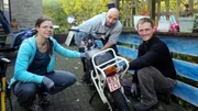 Beim Motorradverkauf, von links: Kerstin, Andr&eacute; und Niko.