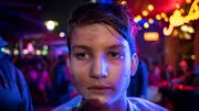 Johannes (Luke Matt Röntgen) irrt nachts durch die Straßen Hamburgs.