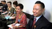 Chefsteward Mohamed Mazlee (re.) und Chefstewardess Zara Johari (roten Kebaya).