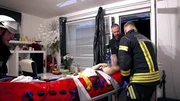Die Situation ist lebensgefährlich und Kai und Carsten brauchen die Unterstützung der Feuerwehr. Denn die Frau darf nicht mehr als nötig bewegt werden.