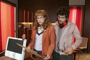 Lisa (Alexandra Neldel, l.) sieht sich die Ideenskizzen an und lobt Rokkos (Manuel Cortez, r.) Arbeit. Der reagiert irrtiert, als Lisa sich noch Davids Segen dazu holen möchte - schließlich ist sie doch der Boss!