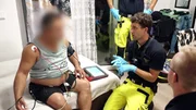 In München kümmert sich Notfallsanitäter Andreas Wagner um einen Patienten mit hohem Blutdruck.