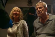 Böse Überraschung am Abend: Zwei Räuber überfallen ein Ehepaar im heimischen Wohnzimmer. Die Täter scheinen gut über den Tatort informiert zu sein.