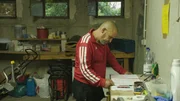 Hausmeister Udo in seiner Werkstatt – sein Rückzugsort, an dem er zur Ruhe kommt.