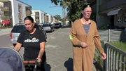 Ela (li.) und Beate kennen die Baracken wie ihre Westentasche. Bei einem Spaziergang begutachten die Freundinnen den Wandel des Viertels sehr kritisch.