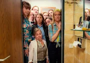 Mord im Lovehotel Traube? Martina Heltau (Anna Böger, l.), Heinz Lindenhofer (Christian Hockenbrink, 2.v.l.), Joseph Assenmacher (Jürgen Rißmann, 3.v.l.), Bärbel Schmied (Meike Droste, 4.v.l.), beste Freundin Doro (ChrisTine Urspruch, vorne), Heike Schäffer (4.v.r.), Johanna Traube (Angelika Bartsch, 3.v.r.), Dietmar Schäffer (Bjarne Mädel, 2.v.r.) und Sophie Haas (Caroline Peters, r.) sind schockiert.