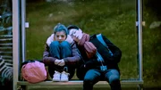 Zora fährt in aller Frühe zum Gymnastiktraining. Ihrem Bruder ist das viel zu früh.