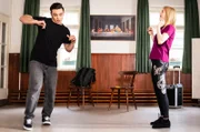 Uschi (Silke Popp) und Leon (Joel Akgün) wärmen sich im Gemeindesaal für die Tanzprobe auf. Weiteres Bildmaterial finden Sie unter www.br-foto.de.